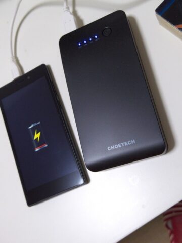 CHOETEC Quick Charge 2.0対応モバイルバッテリーで充電中のFREETEL 雅(MIYABI)