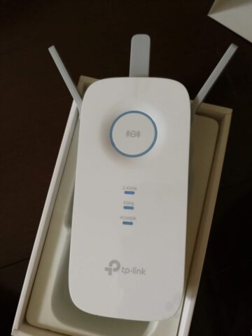 TP-LINK RE450 のアンテナを立てたところ
