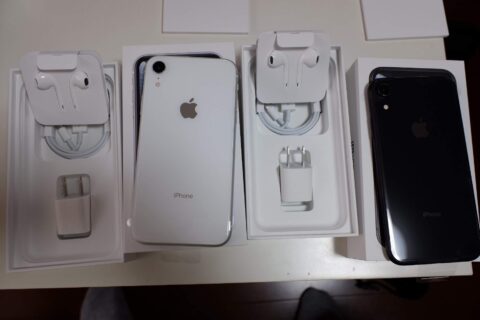 iPhone XRの付属品と、ホワイトとブラックの背面